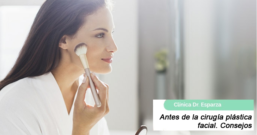 Mujer maquillándose